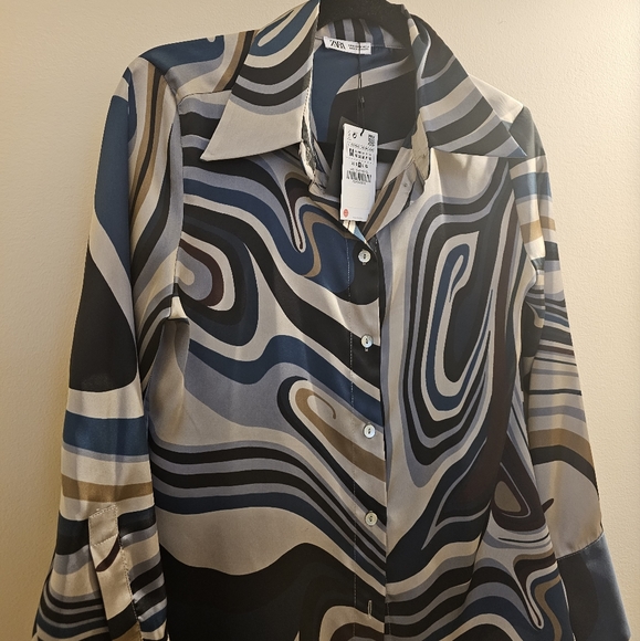 Selling this satin blouse in size medium, never worn, tag on, perfect condition - Picture 1 of 3